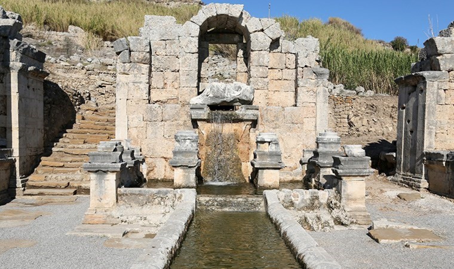 Perge’deki antik çeşmeden 1800 yıl sonra su akmaya başladı